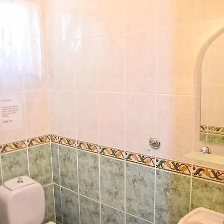 Adelphi فيلة