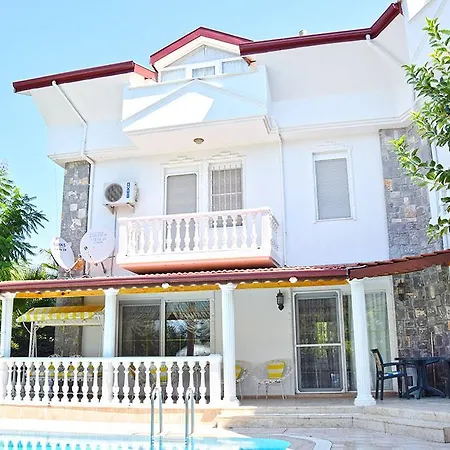 فيلة Adelphi *